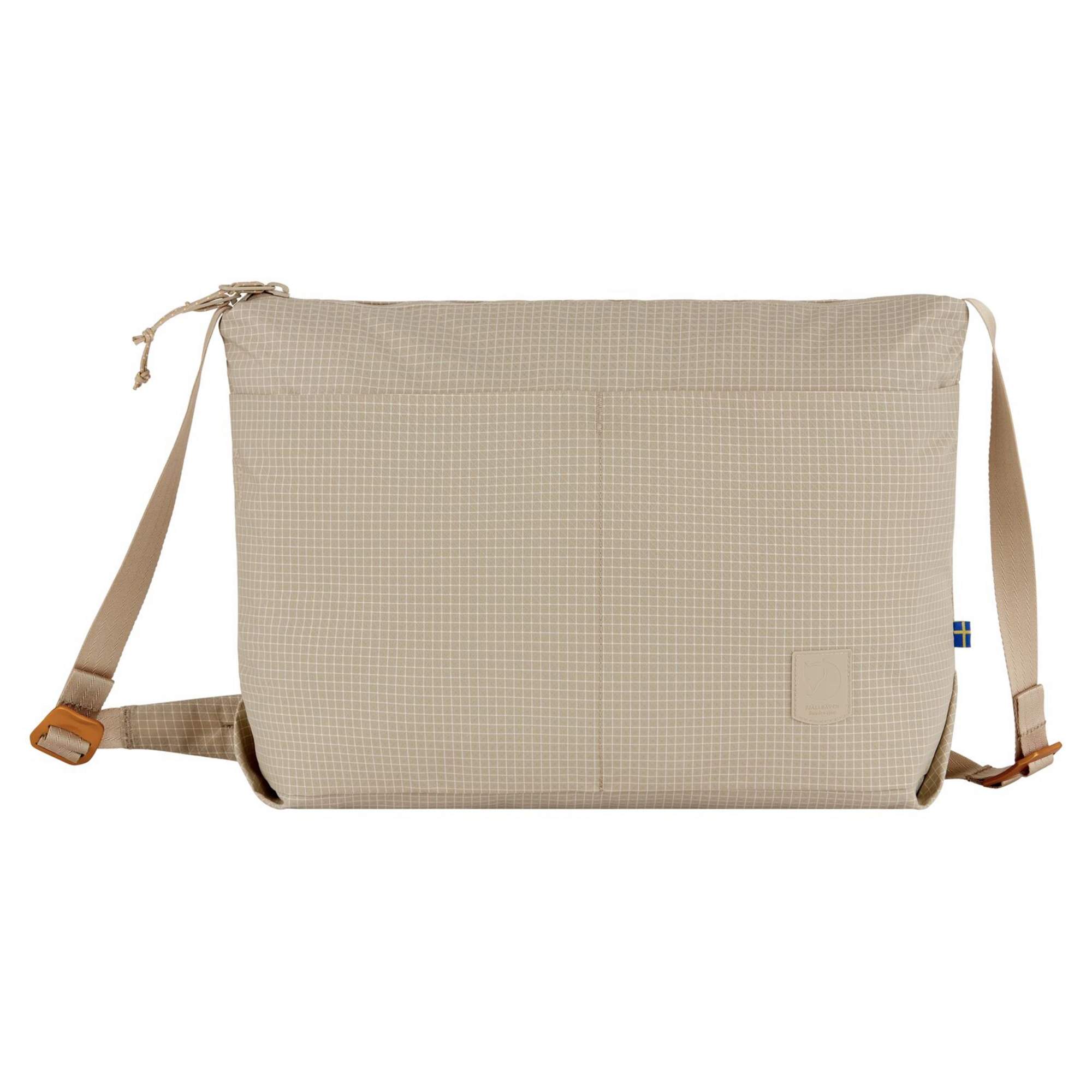 Funktional und schick Die High Coast Pro Shoulder Bag bringt mit ihrem sportlichen Look und leichtem Material Outdoor-Vibes in die Stadt. Die vielen Fächer erleichtern dir die Organisation des Inhalts. Im Innern des RV-Hauptfachs befinden sich ein gepolstertes Laptopfach (14“) sowie zwei kleinere Fächer und ein Trinkflaschenhalter. Daneben ist natürlich auch noch Platz für die Lunchbox oder einen Pullover. Auf der Vorder- und Rückseite gibt‘s insgesamt drei Fächer für alles