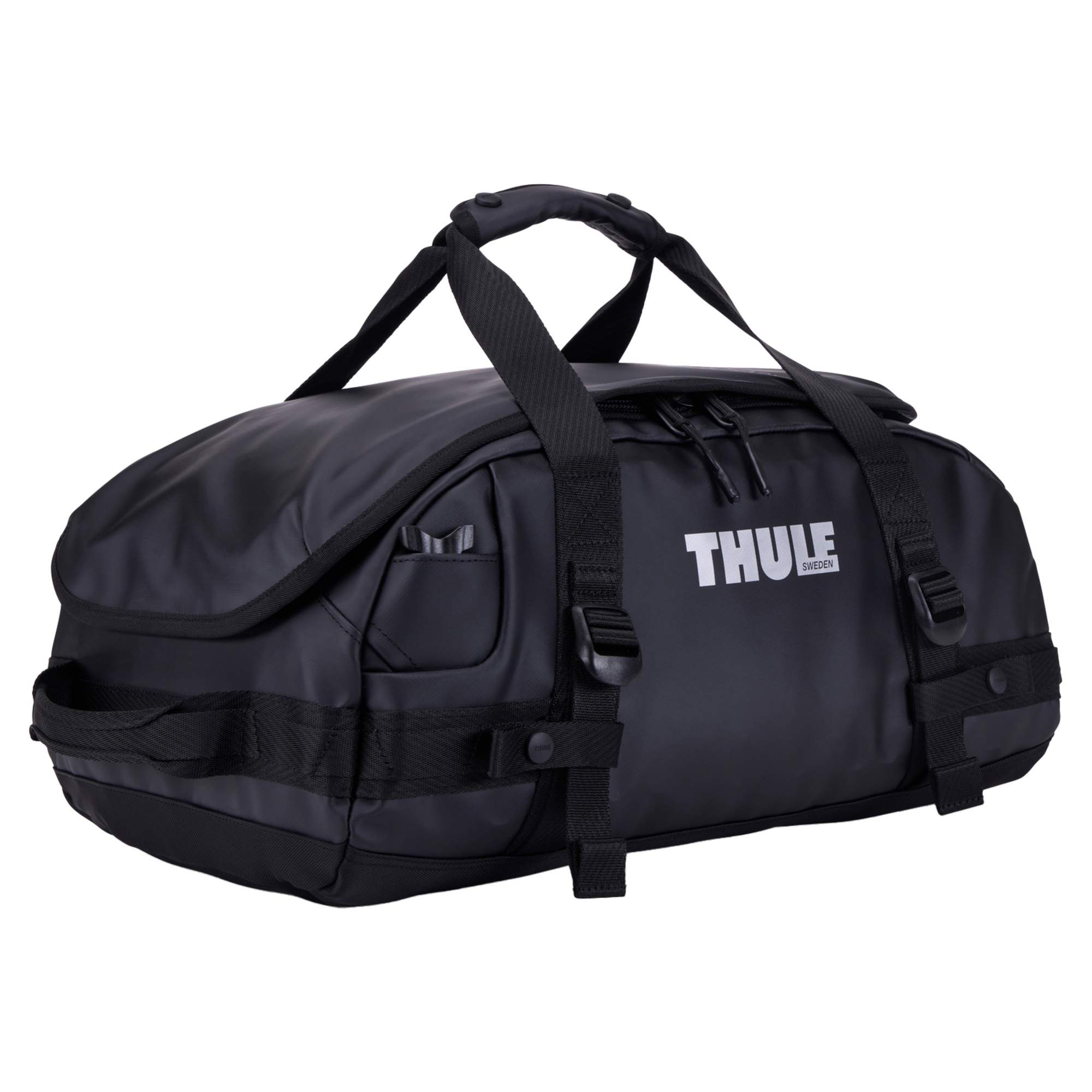 Lässt sich groß öffnen Die Chasm Recycled Duffel 30L in Schwarz ist eine robuste Reisetasche aus Planenmaterial