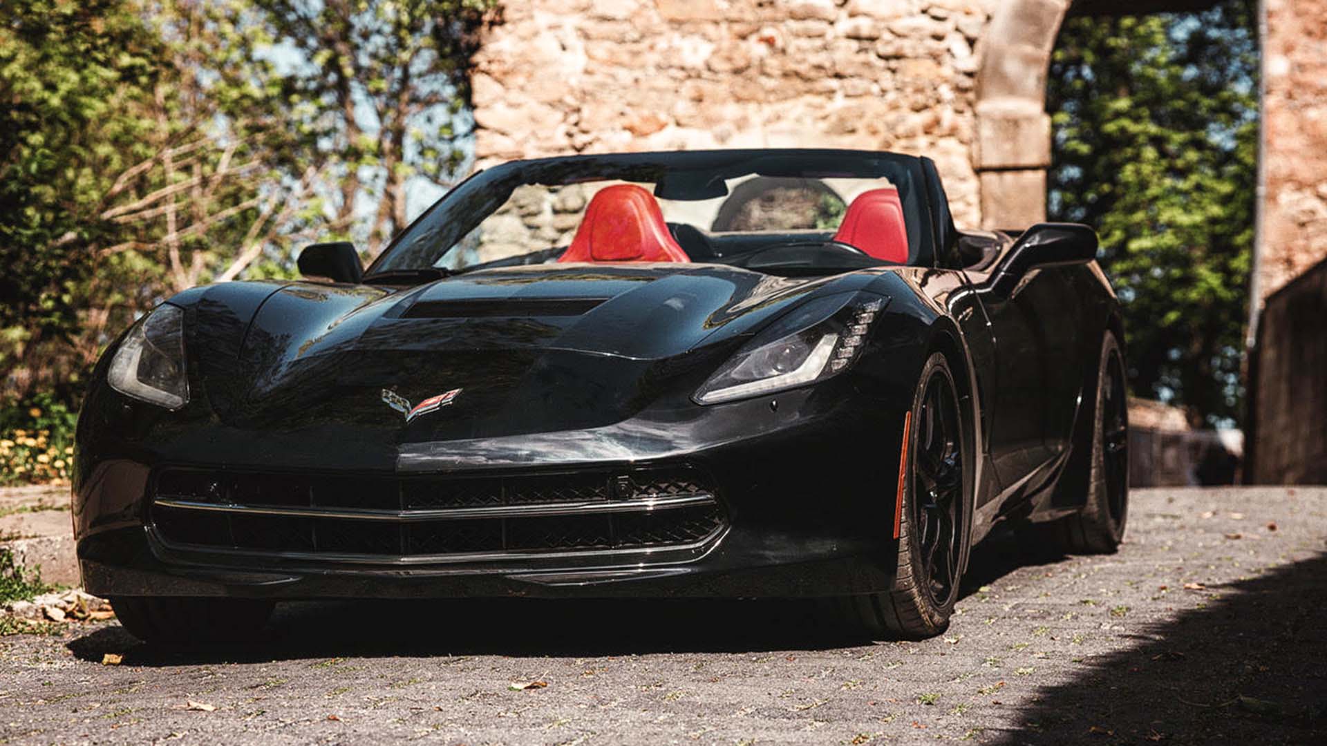 Jetzt erleben! Sichere dir deine Auszeit mit Jochen Schweizer. Inhalt Corvette C7 Stingray Cabriolet fahren   für 3 Stunden 100 Freikilometer Einweisung durch einen erfahrenen Instruktor Vollkaskoversicherung mit 2500 € Selbstbeteiligung Endreinigung des Fahrzeugs Technische Daten Motor: 6.2L LT1 Saugmotor PS: 466 PS Beschleunigung: von 0 auf 100 in 4 sek. Höchstgeschwindigkeit: 304 km/h Teilnehmer Gutschein gültig für 1 Person Dauer Gesamtdauer: ca. 3